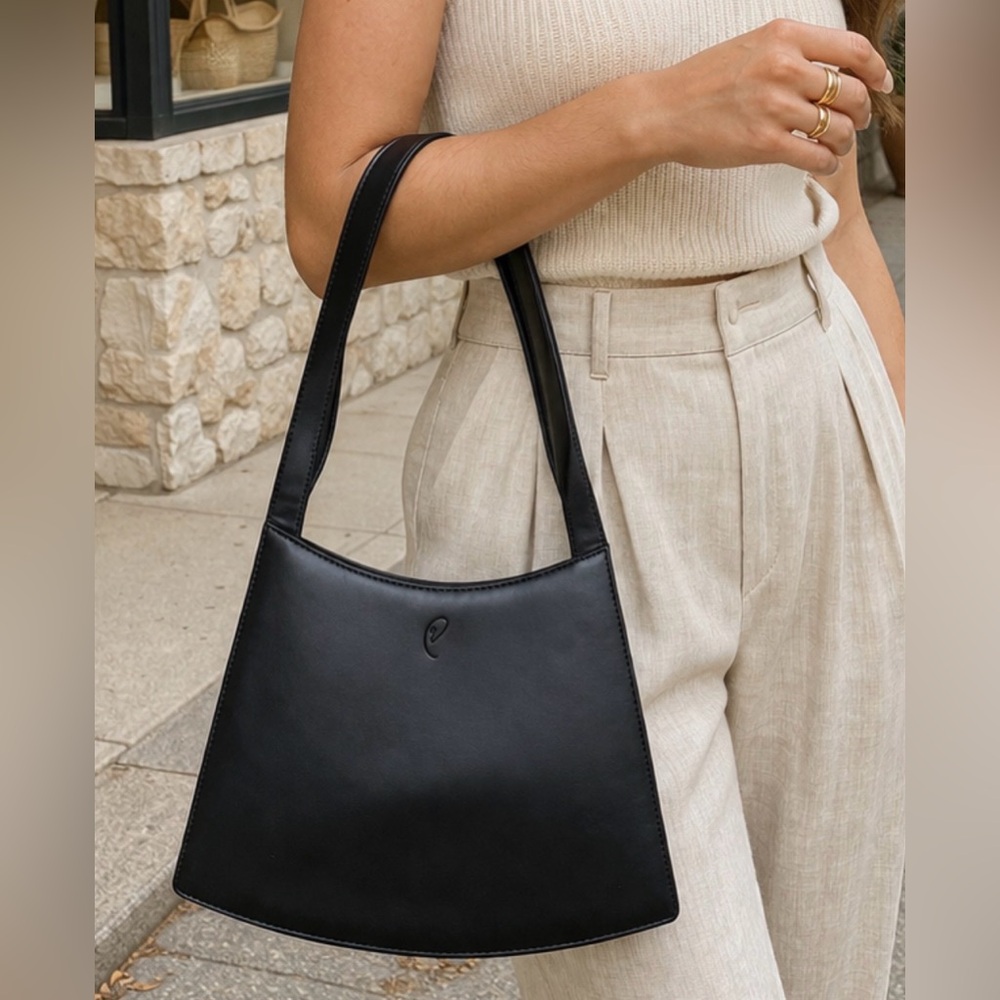 INDE Made in Italy 🇮🇹 minimalist black leather shoulder bag